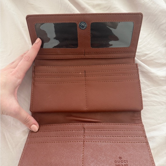 Gucci Beige and Red Monogram Wallet - Picture 5 of 7